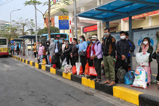 Bến xe nhộn nhịp ngày mùng 5 Tết