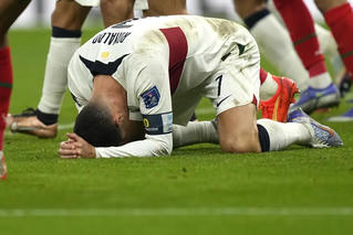 Cristiano Ronaldo viết tâm thư sau khi giấc mơ World Cup tan vỡ
