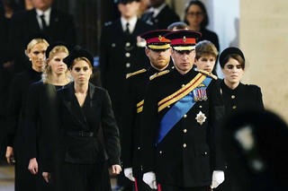 William và Harry cùng các anh em họ cầu nguyện bên linh cữu Nữ hoàng