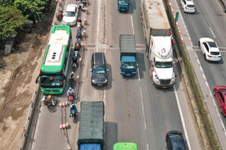 Nhiều tài xế ngang nhiên đi vào làn cấm ô tô trên cầu Thanh Trì sau khi phân lại làn