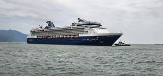 Tàu Celebrity Millennium chở hàng nghìn du khách cập cảng Chân Mây