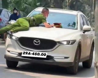 Bắt tài xế xe ô tô hất văng Cảnh sát giao thông lên nắp capo