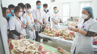 Xét tuyển ngành y bằng các tổ hợp có môn Văn: Sẽ có bác sĩ chỉ biết… đọc sách?