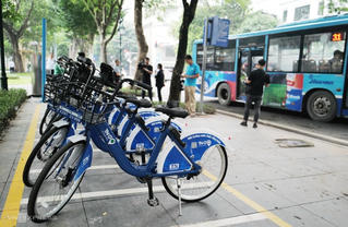 Hà Nội: Phương tiện công cộng hút khách