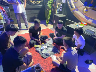 Quảng Ninh: Khởi tố 6 đối tượng thuê phòng karaoke để đánh bạc