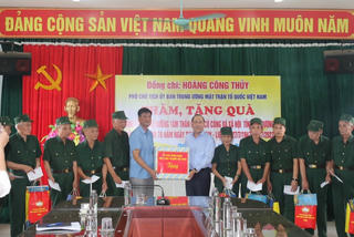 Phó Chủ tịch Hoàng Công Thủy thăm, tặng quà người có công, gia đình chính sách tại Hải Dương