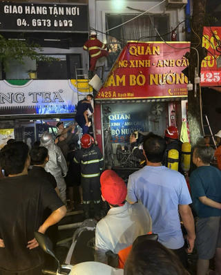 Cứu 3 người thoát khỏi đám cháy nhà dân ở Hà Nội