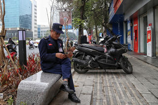 Hà Nội: Hàng ghế đá độc lạ dưới những gốc hoa sữa trên đường Nguyễn Chí Thanh