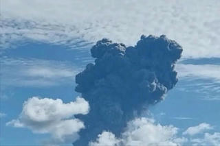 Núi lửa phun trào, Indonesia phát cảnh báo cao nhất đối với hoạt động hàng không