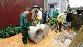 Cán bộ 'xắn tay' cùng xây dựng nông thôn mới