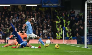Nhờ công Riyad Mahrez, Man City thắng kịch tính trước Chelsea
