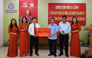 Gặp mặt, tặng quà đồng bào tiêu biểu mang họ Bác Hồ