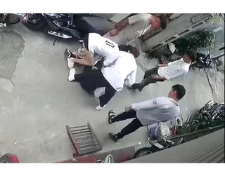 Trêu đùa trên đường dẫn đến xích mích, một học sinh Hà Nội bị ‘đánh hội đồng’