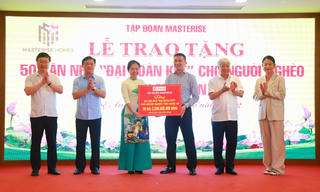 Chủ tịch Đỗ Văn Chiến dự lễ trao tặng 50 nhà Đại đoàn kết tại Nghệ An