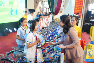 Trao xe đạp và học bổng cho trẻ em có hoàn cảnh khó khăn vượt khó vươn lên trong học tập