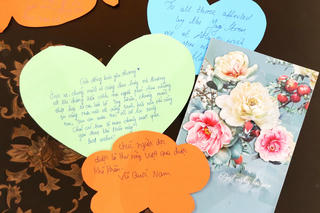 'Nắng lên rồi, khó khăn rồi sẽ qua thôi'
