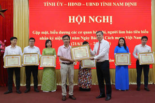 Phóng viên Báo Đại đoàn kết được nhận Bằng khen của Chủ tịch UBND tỉnh Nam Định