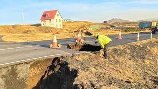 Iceland sơ tán hàng nghìn người khi núi lửa chuẩn bị phun trào