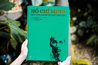 Cuốn sách “Hồ Chí Minh - Một con người và một dân tộc” đến với bạn đọc Việt Nam