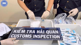 Cẩn trọng với lời nhờ cầm hộ hàng hóa ở sân bay