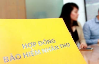 Về việc một số ngân hàng “ép” khách vay tiền mua bảo hiểm: Cần chấm dứt ngay