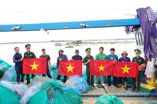 Bộ đội đồng hành cùng ngư dân: Thêm gắn kết, thêm niềm tin bám biển