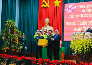 Chủ tịch nước Nguyễn Xuân Phúc chúc Tết Bộ đội Biên phòng và công nhân Đắk Lắk