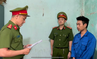 Đà Nẵng: Khởi tố cặp vợ chồng 'diễn xiếc' bằng xe máy ở đèo Hải Vân