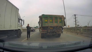 Công an Hà Nội xác minh tài xế chèn ép xe ô tô con gây nguy hiểm