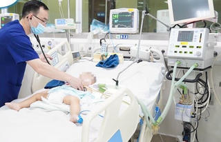 Bé 2 tháng tuổi tổn thương não vì bị rung lắc