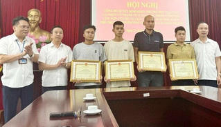 Khen thưởng 4 người cứu nạn vụ cháy ở Trung Kính