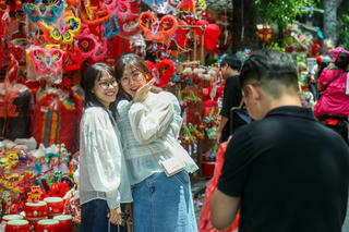 Hà Nội: Phố Hàng Mã lung linh sắc màu dịp cận Tết Trung thu
