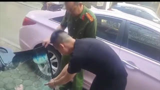 Nợ tiền đánh bạc, 2 thanh niên đập kính ô tô để trộm cắp tài sản