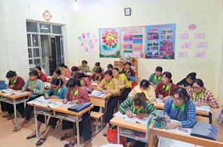 Đẩy mạnh phổ cập xóa mù chữ vùng đồng bào DTTS