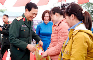 Đại tướng Phan Văn Giang thăm, tặng quà Tết tại tỉnh Nam Định