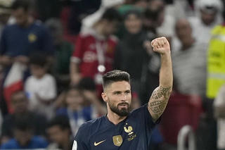 Olivier Giroud phá kỷ lục ghi bàn của Thierry Henry với bàn thắng thứ 52