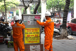 EVNHANOI khuyến cáo các hộ kinh doanh không tận dụng trạm điện, tủ điện làm nơi dán quảng cáo, rao vặt.