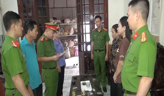 Mua hàng giả về bán trên livestream, hai mẹ con bị khởi tố