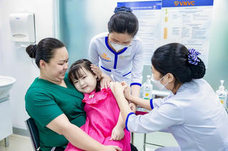 Giúp con khỏe mạnh trong mùa hè oi bức