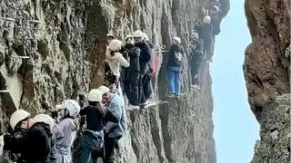 Người leo núi mắc kẹt trên vách đá hơn một giờ do quá đông
