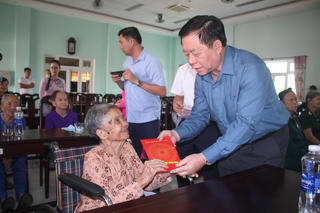 Trưởng Ban Tuyên giáo Trung ương thăm, động viên người có công tại Quảng Nam