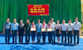 Lâm Đồng: Khen thưởng 3 học sinh nhặt được của rơi trả người đánh mất