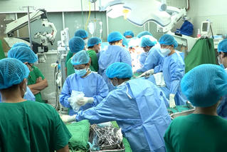 Bệnh viện than thiếu máy móc, thuốc