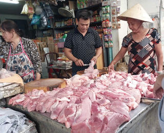 Giá thịt heo tăng, sức mua yếu, tiểu thương đóng cửa sạp