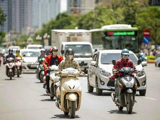 Hà Nội ngày nắng, chiều tối và đêm có mưa rào