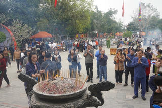 Nhiều người dâng hương kính Tổ Mẫu Âu Cơ dù chưa chính hội