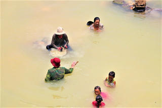 Đãi vàng sa khoáng, bất chấp hiểm nguy