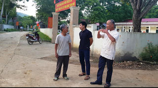 Hiến đất làm đường giao thông nông thôn