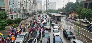 Hà Nội: Người dân chật vật trong cảnh ùn tắc kèm mưa lớn