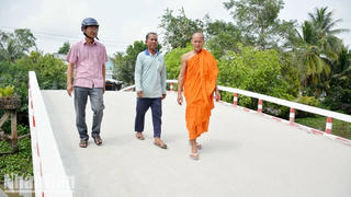 Lão nông Khmer hơn 30 năm xây cầu từ thiện